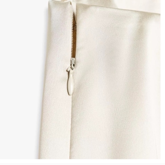 NWT ZARA BLOGGER FAV satin Top size L and XL
🚨PRICE FIRM NO DISCOUNT - Picture 15 of 16